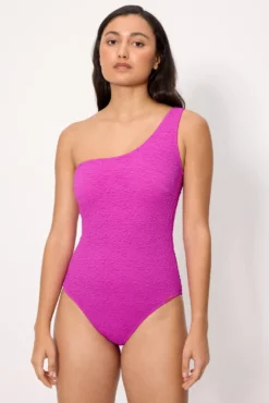 Bañador asimétrico con textura lila copa B