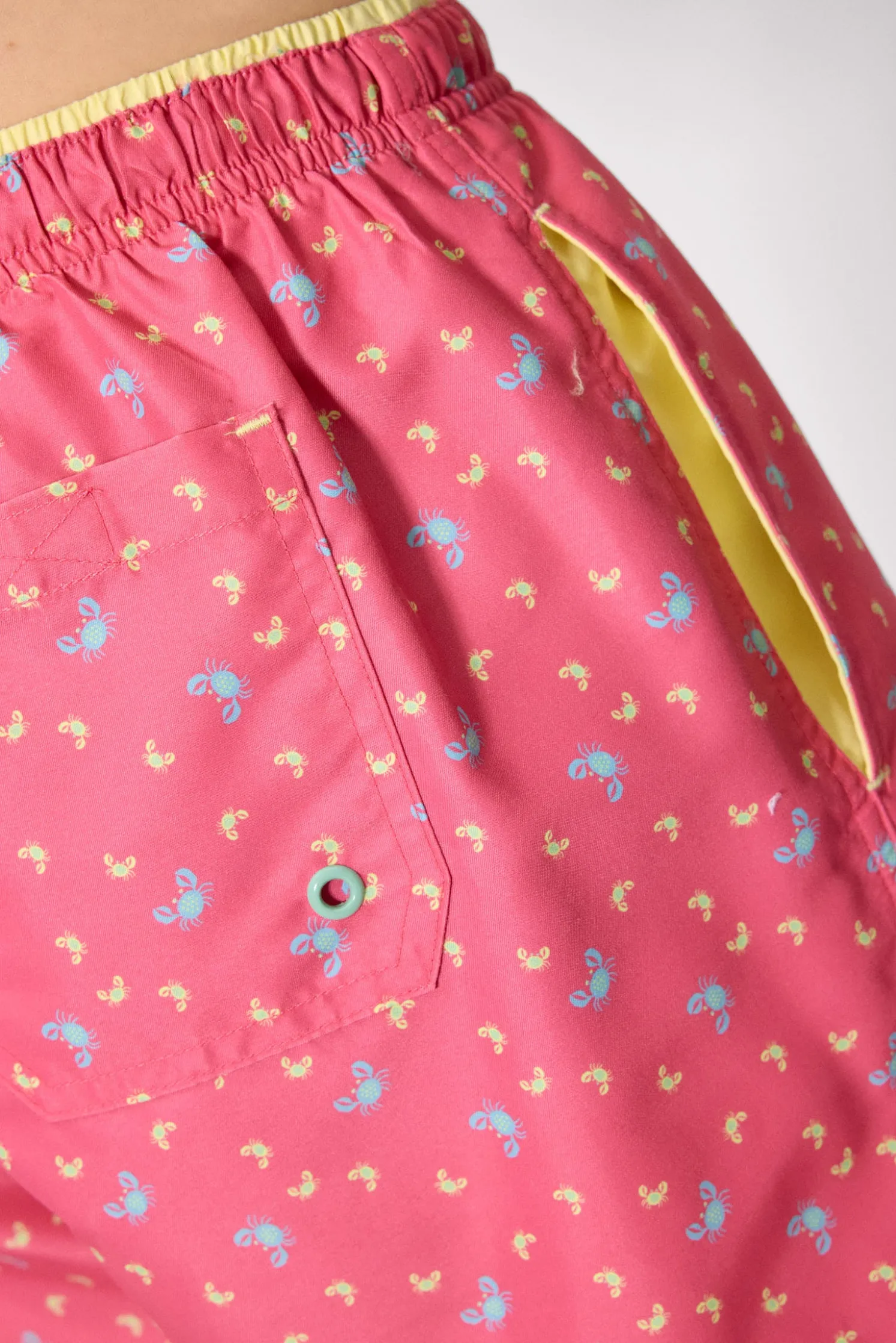 Bañador corto estampado cangrejos rosa