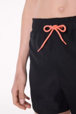 Bañador juvenil corto estampado liso negro