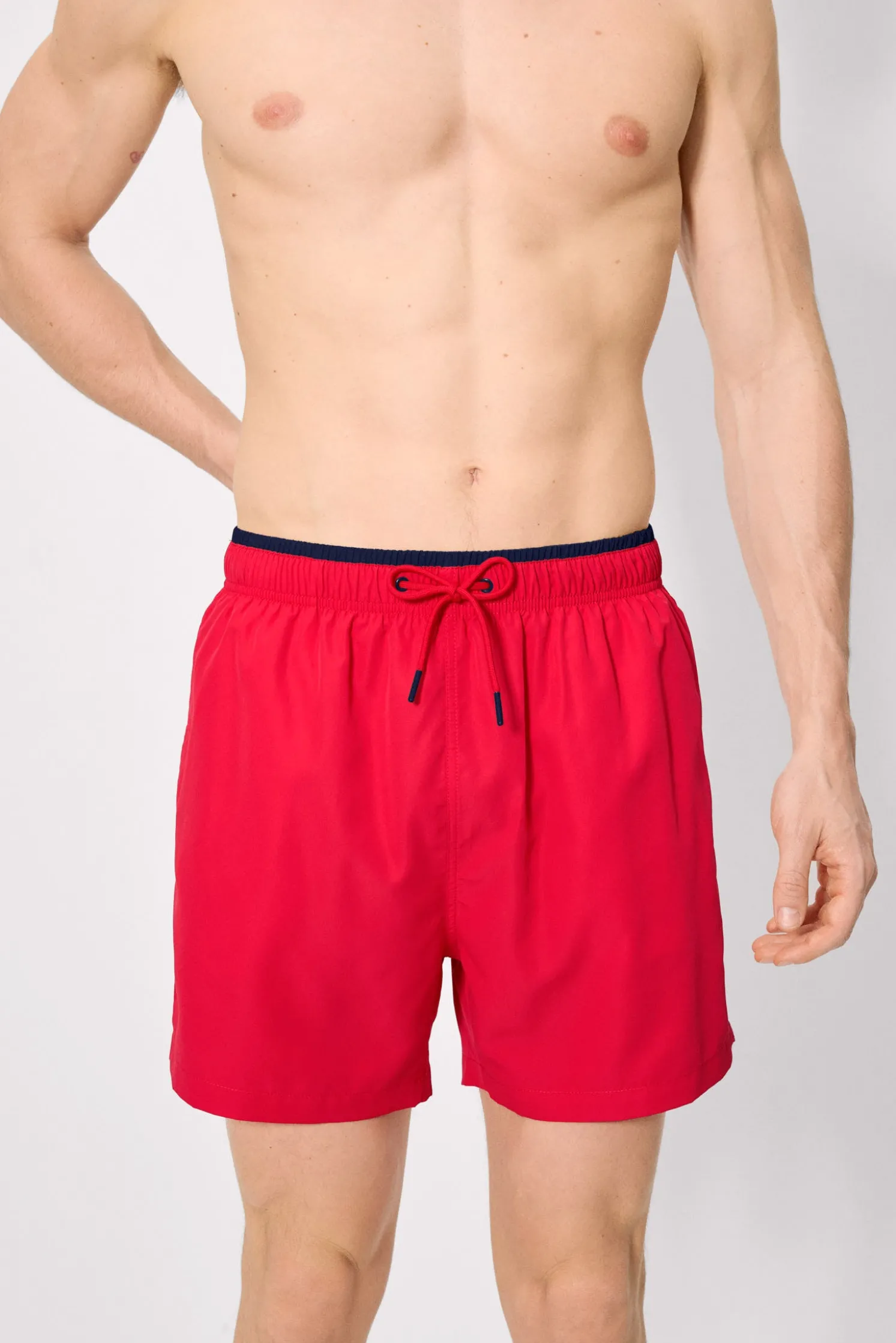 Bañador medio detalle cintura rojo