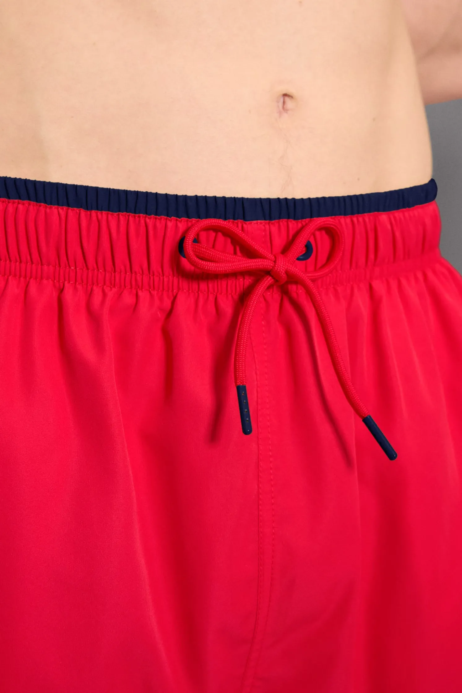 Bañador medio detalle cintura rojo