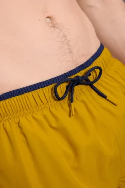Bañador medio detalle cintura mostaza