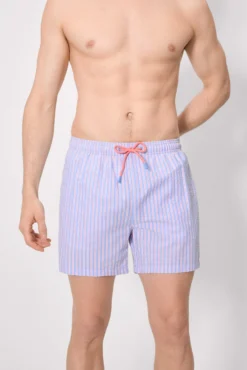 Bañador medio estampado contrastado rayas azules y naranjas
