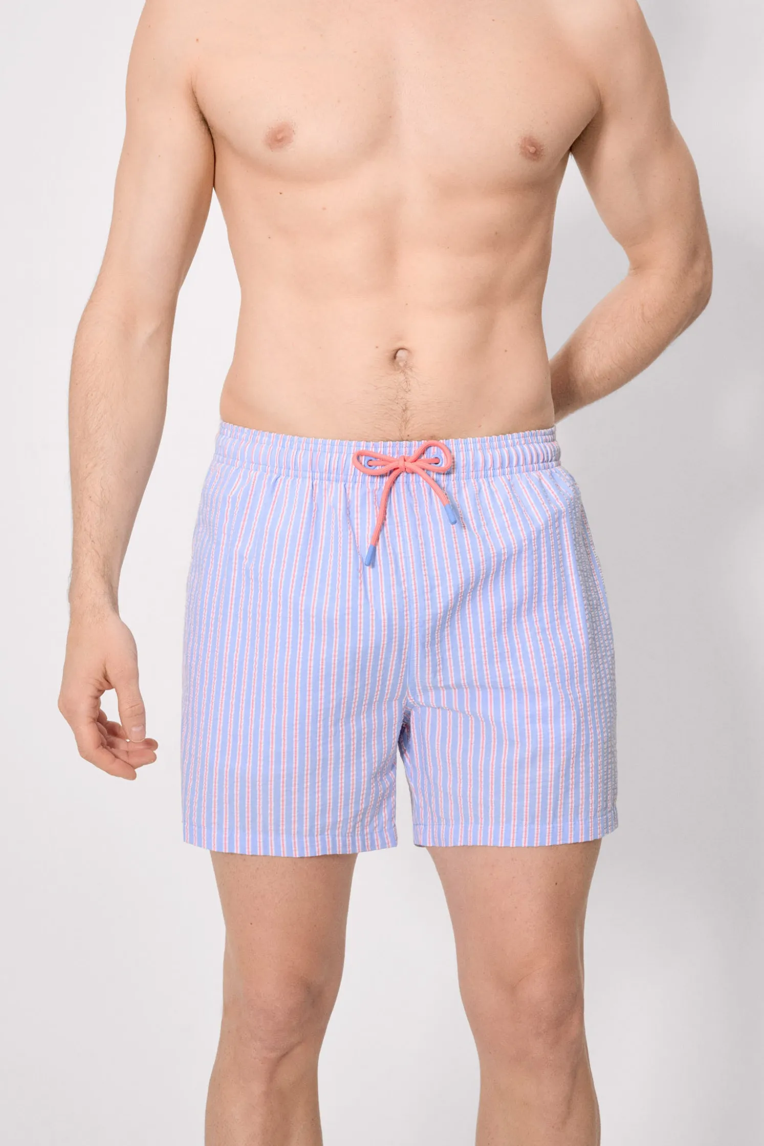 Bañador medio estampado contrastado rayas azules y naranjas