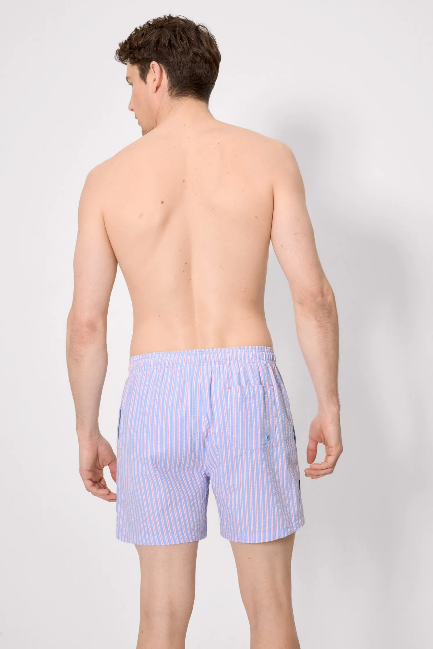 Bañador medio estampado contrastado rayas azules y naranjas