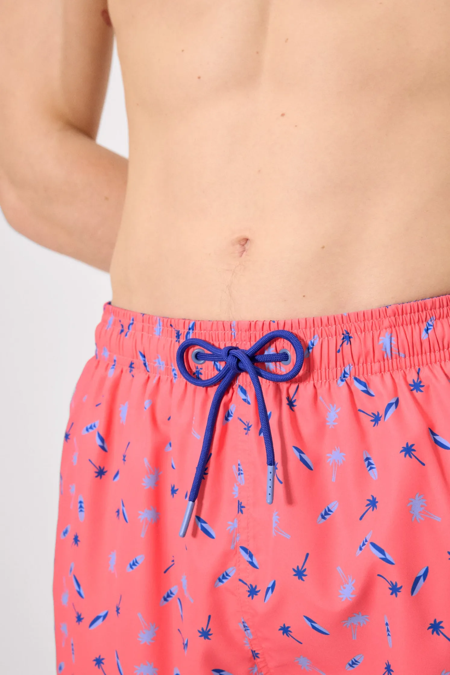 Bañador medio estampado palmeras y tablas de surf