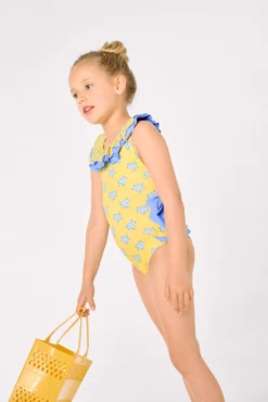 Bañador niña detalles volantes y lazos estampado tortugas amarillo