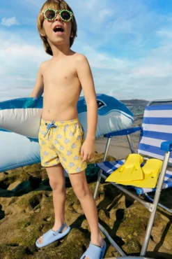 Bañador niño corto estampado tortugas amarillo