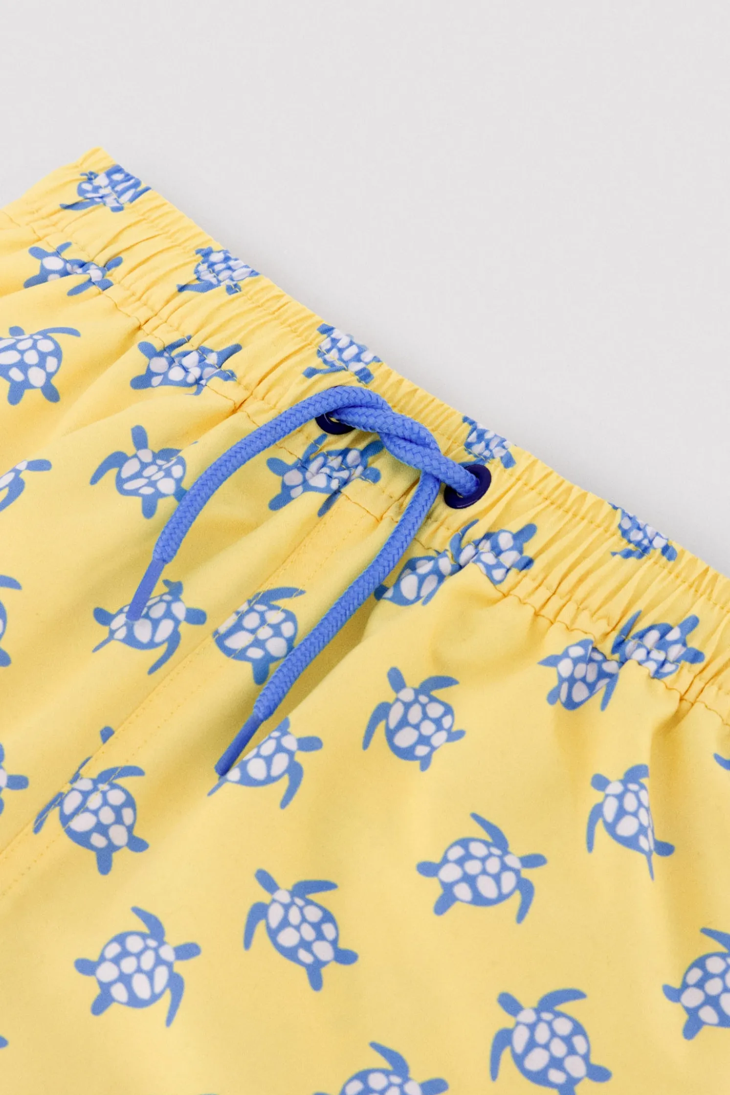 Bañador niño corto estampado tortugas amarillo
