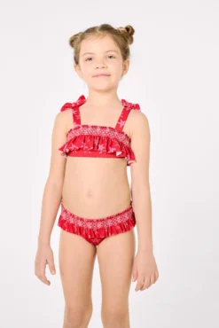 Bikini niña detalles volantes y nido de abeja estampado estrellas marinas rojo
