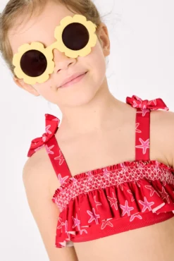 Bikini niña detalles volantes y nido de abeja estampado estrellas marinas rojo