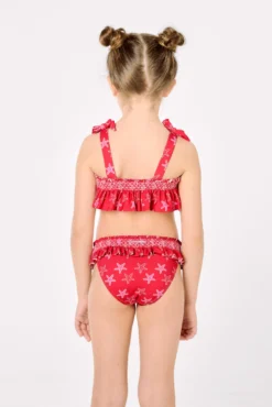Bikini niña detalles volantes y nido de abeja estampado estrellas marinas rojo
