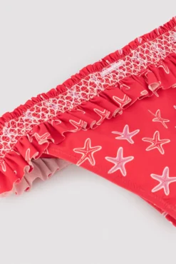 Bikini niña detalles volantes y nido de abeja estampado estrellas marinas rojo