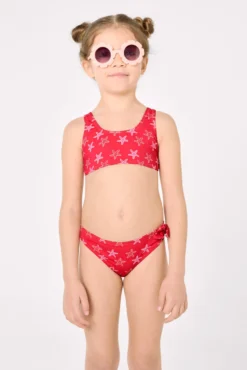 Bikini niña detalles volantes y lazos estampado estrellas marinas rojo