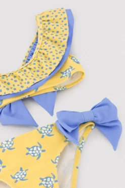 Bikini niña detalle volante y lazos estampado tortugas amarillo