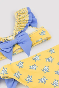 Bikini niña detalle volante y lazos estampado tortugas amarillo