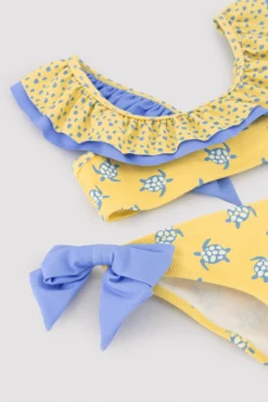 Bikini niña detalle volante y lazos estampado tortugas amarillo