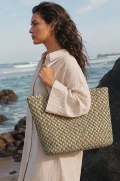 Bolso de playa de rafia beige y verde