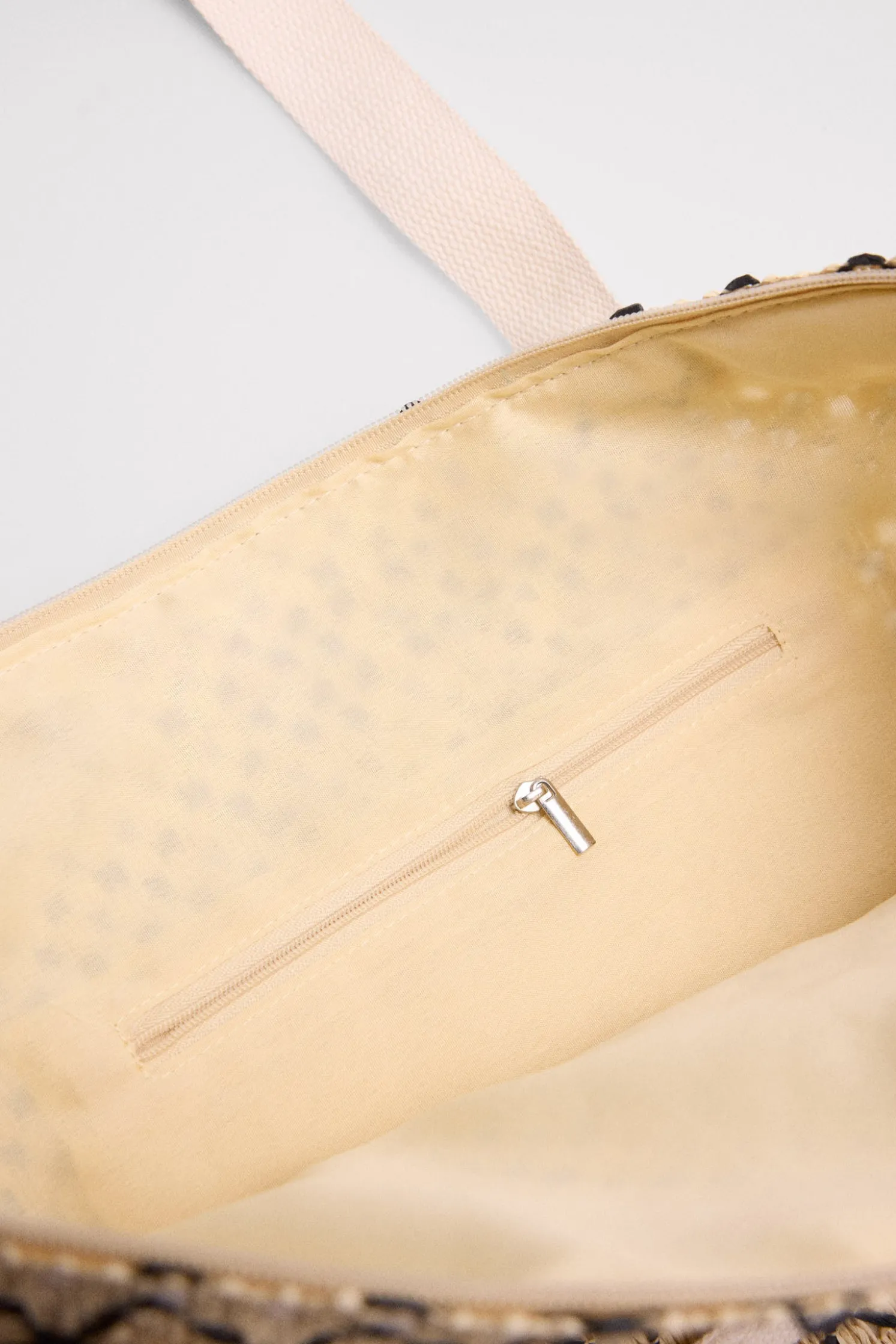Bolso de playa de rafia beige y negro