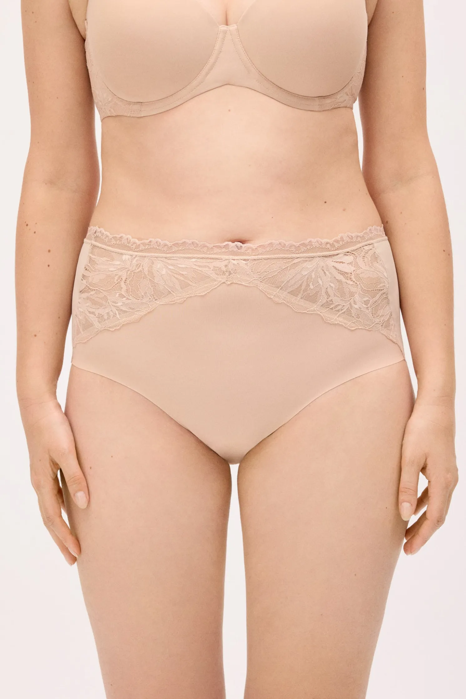 Braga alta detalles encaje nude