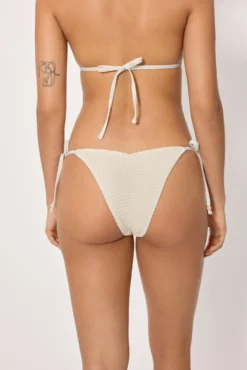 Braga bikini anudada brasileña tejido calado marfil