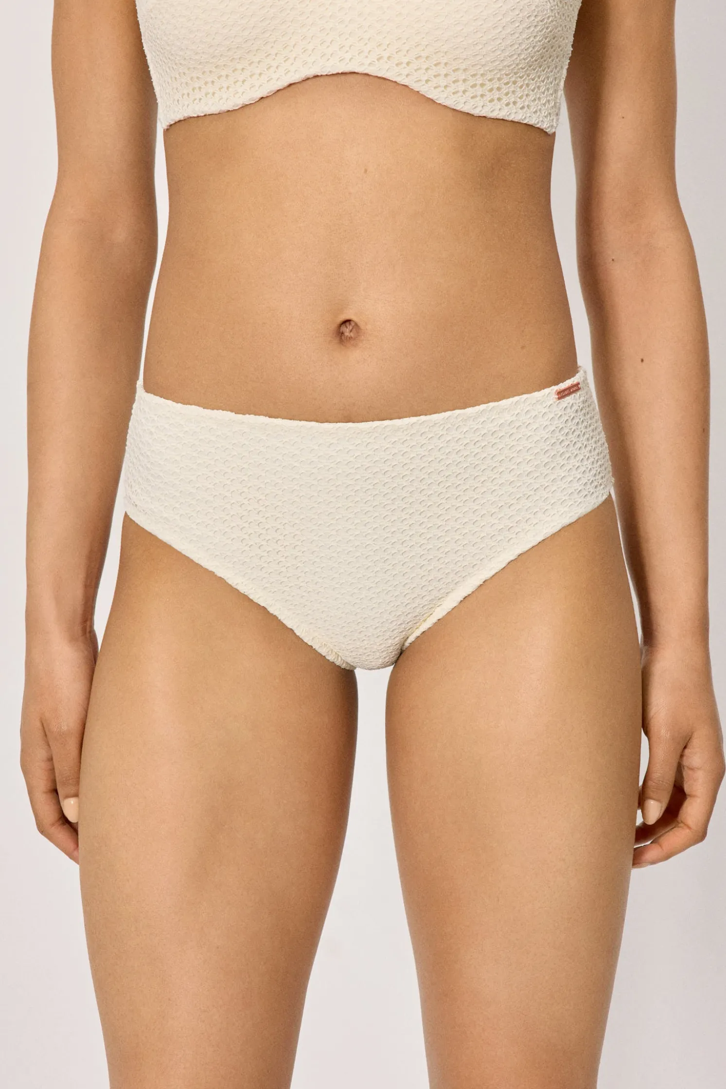 Braga bikini moldeadora midi tejido calado marfil