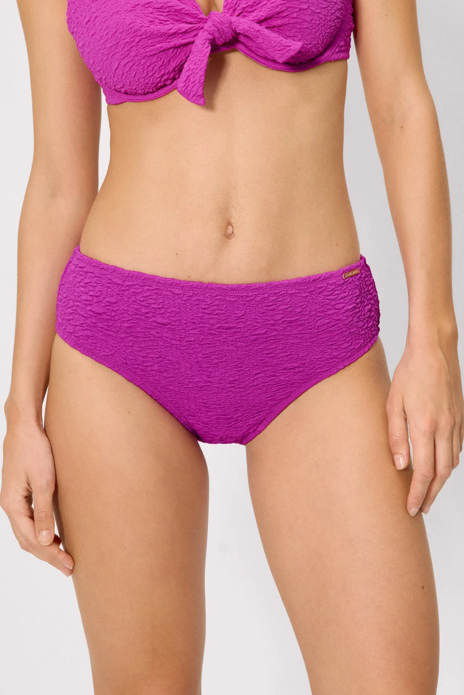 Braga bikini moldeadora midi con textura lila