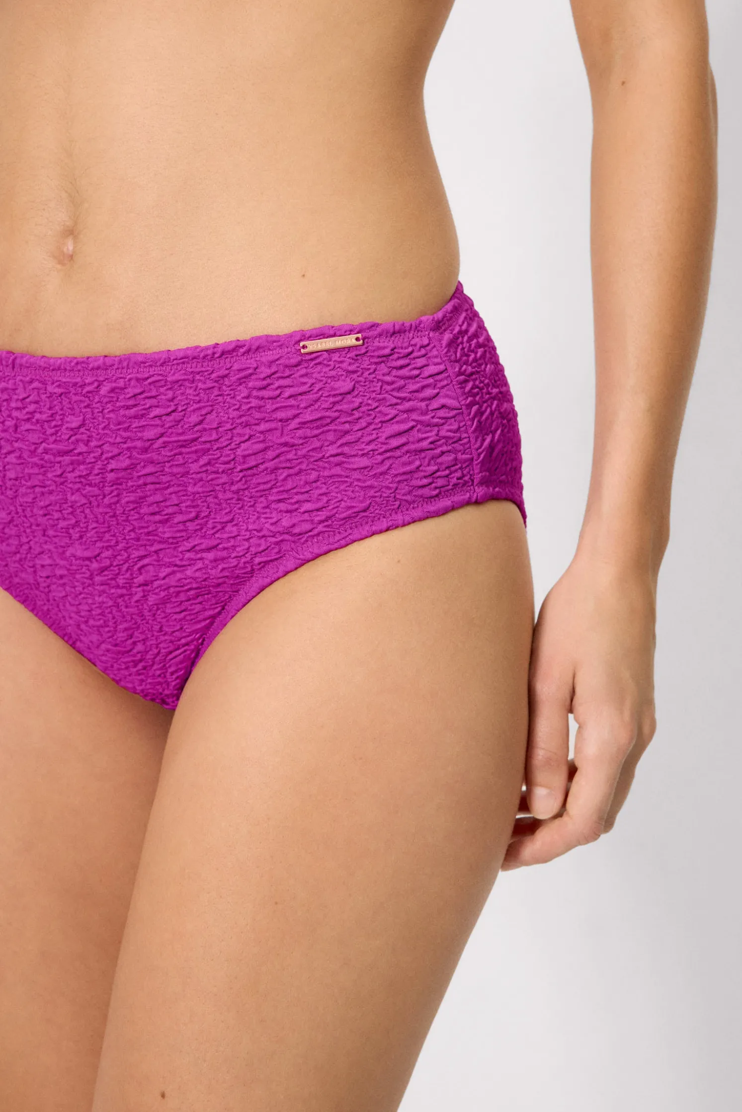 Braga bikini moldeadora midi con textura lila