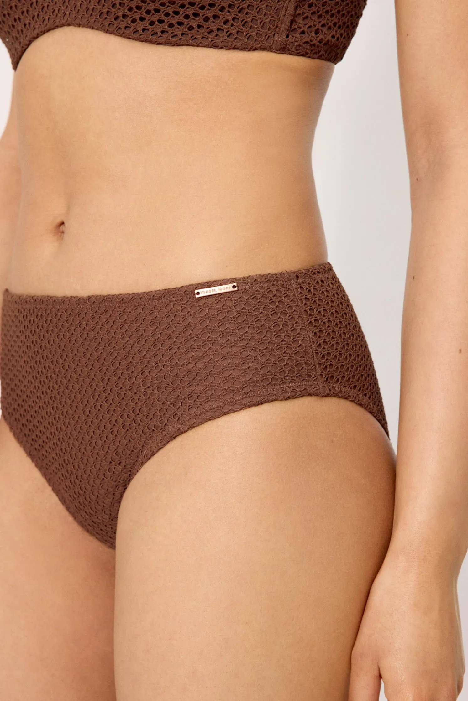Braga bikini moldeadora midi tejido calado marrón