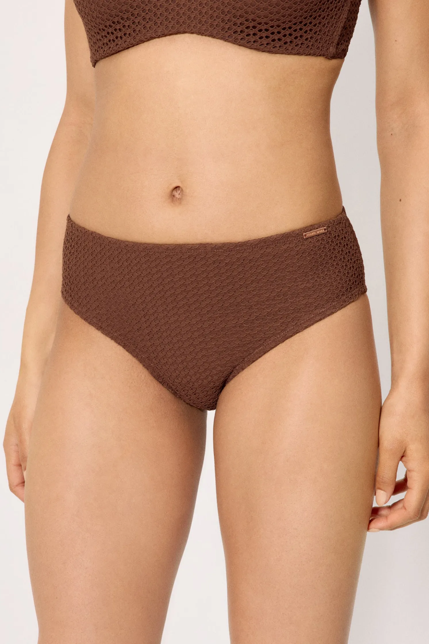 Braga bikini moldeadora midi tejido calado marrón