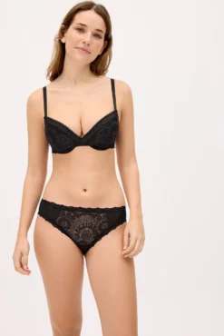 Braga brasileña con encaje floral negro