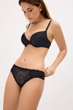 Braga brasileña con encaje floral negro