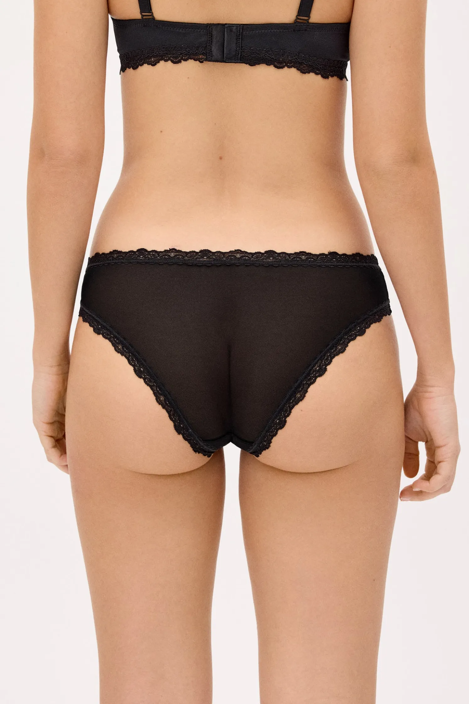 Braga brasileña con encaje floral negro