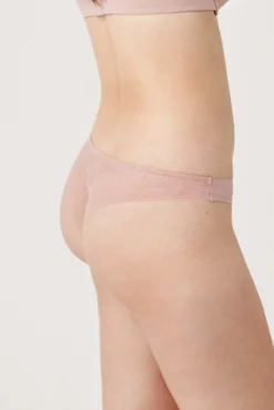 Braga brasileña invisible con encaje rosa