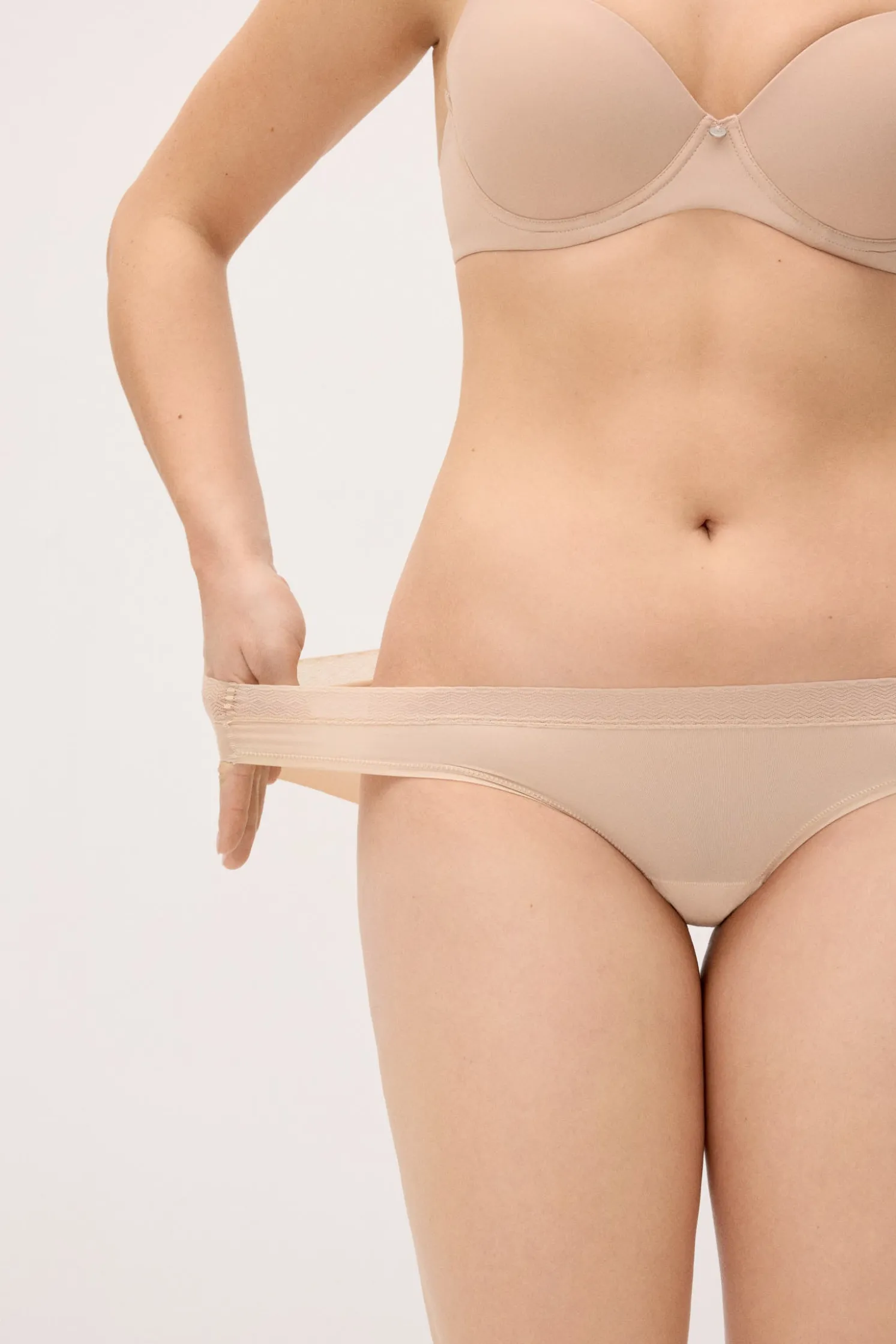 Braga mini adapt encaje con acabados invisibles nude