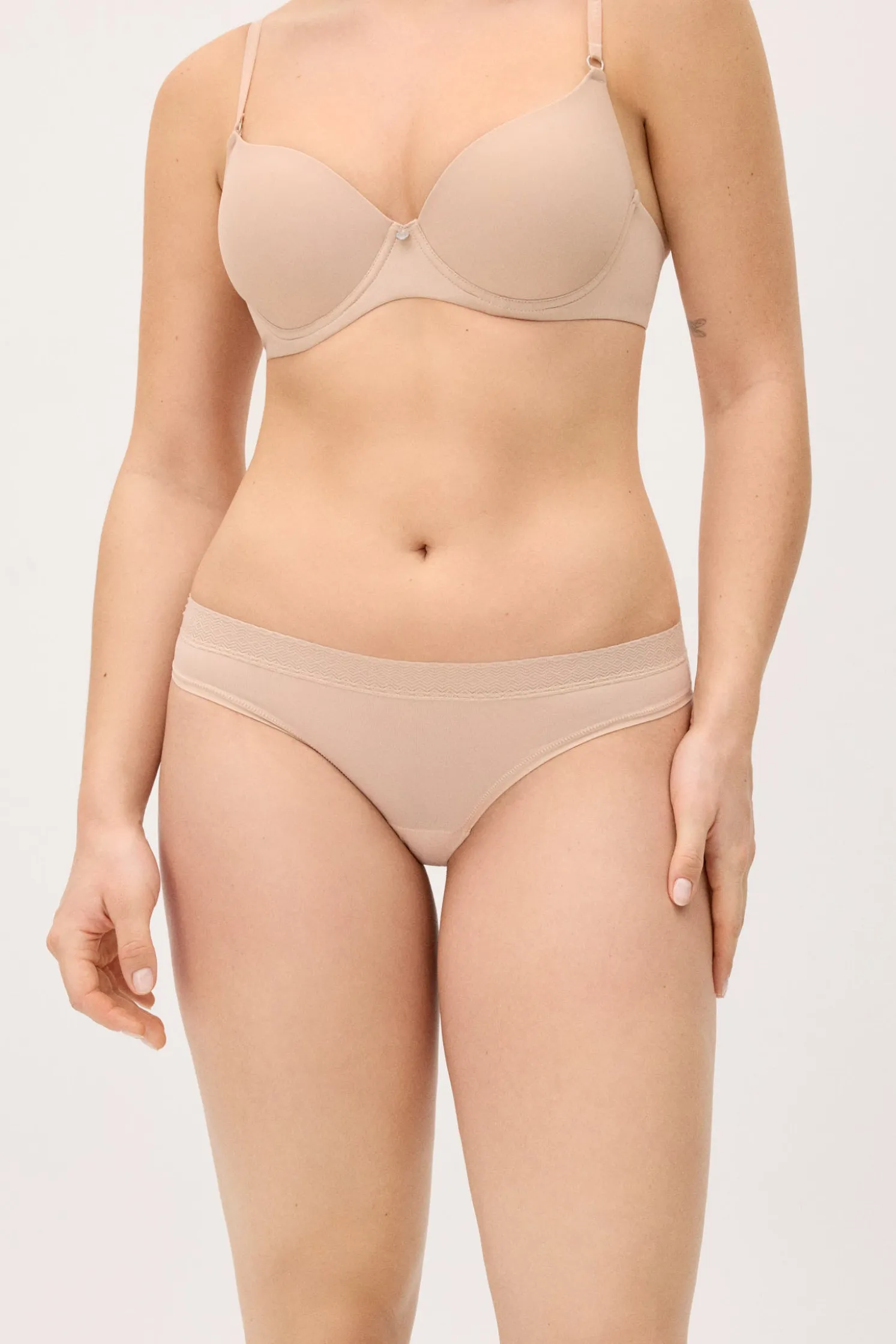 Braga mini adapt encaje con acabados invisibles nude