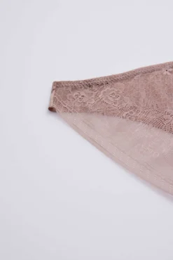Braga mini invisible con encaje rosa
