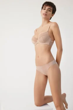 Braga mini invisible con encaje nude