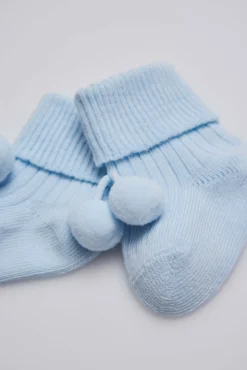 Calcetines canalé con borlas recién nacido celeste
