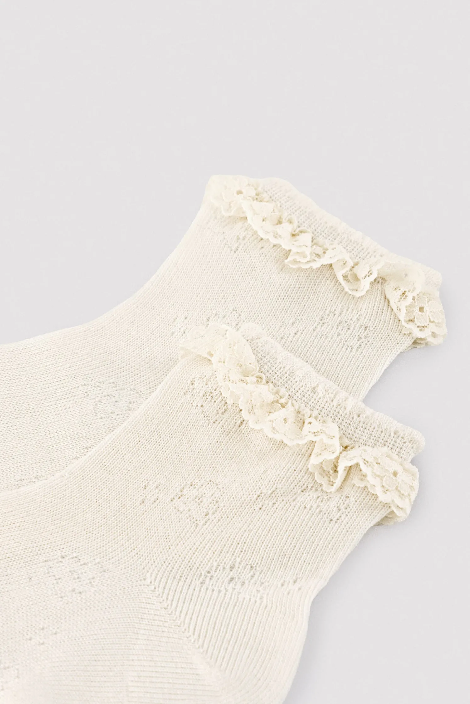 Calcetines infantiles calados detalle puntilla marfil