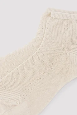 Calcetines infantiles calados beige