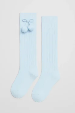 Calcetines largos pompones celeste