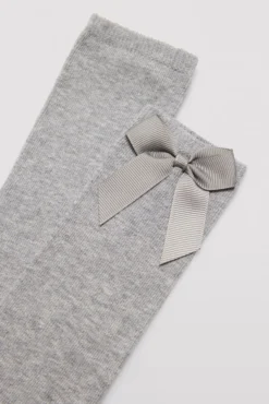 Calcetín infantil largo detalle lazo gris