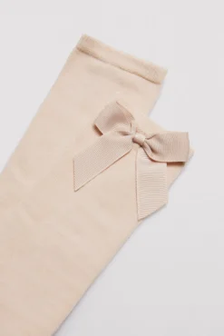Calcetín infantil largo detalle lazo beige