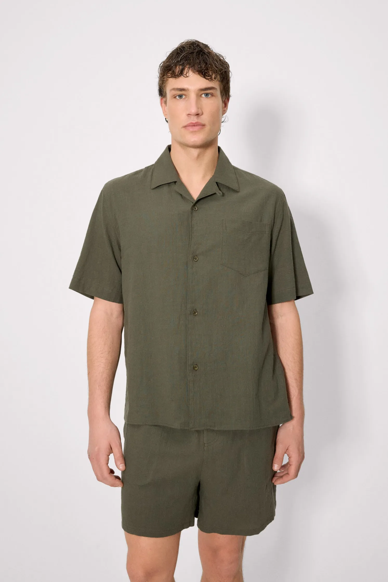 Camisa manga corta abotonada algodón verde botella