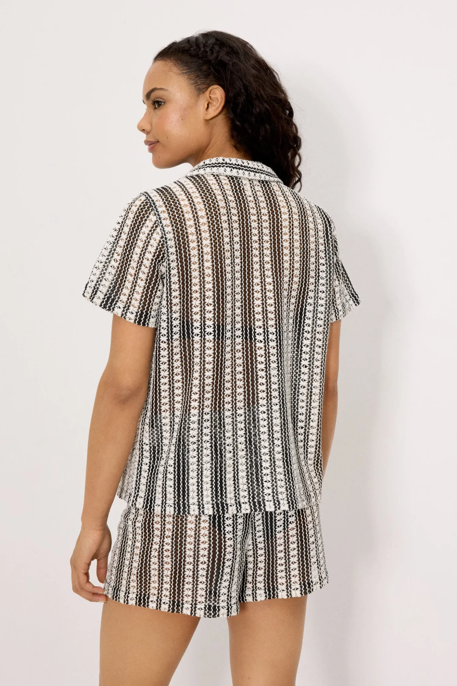 Camisa manga corta calada negra