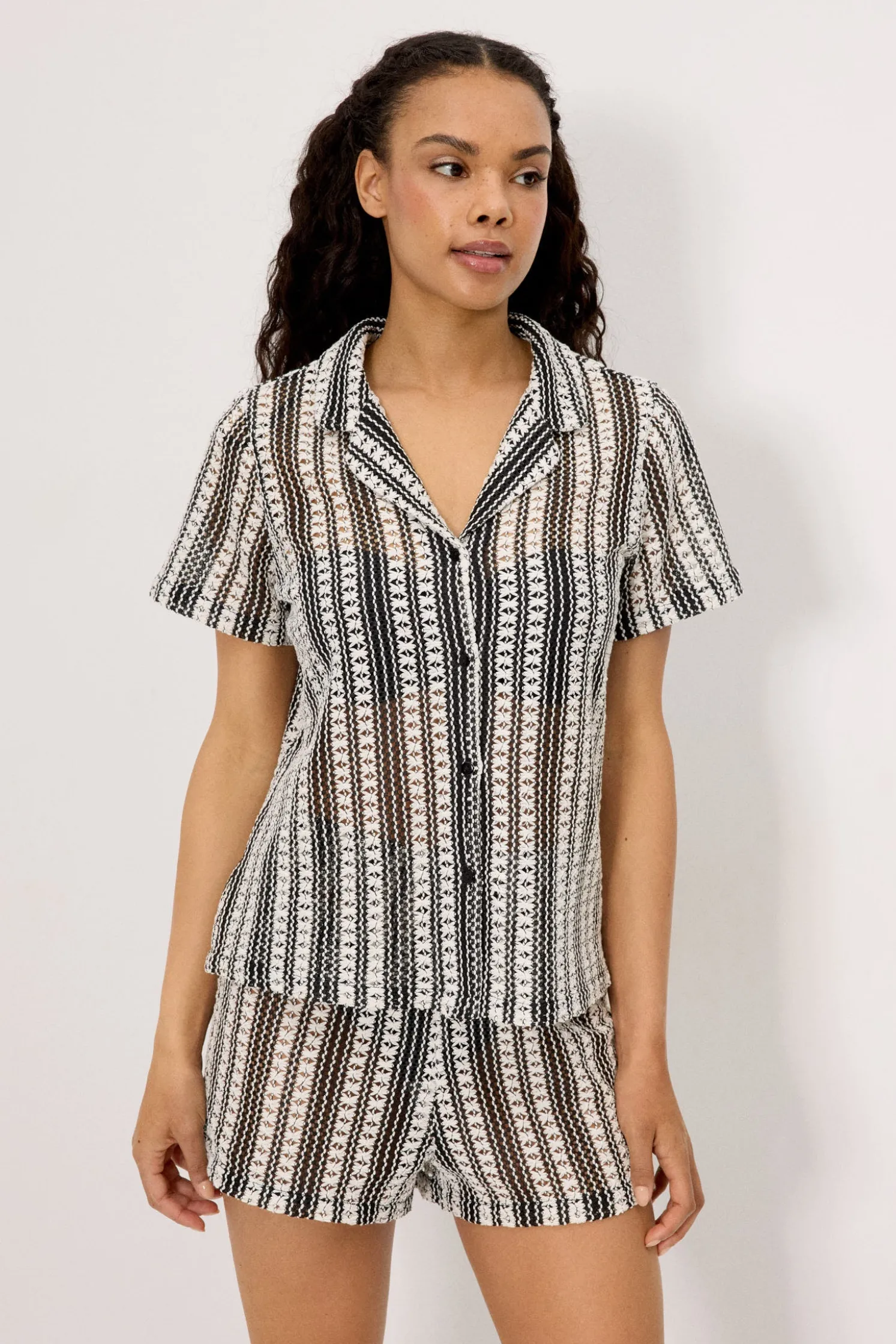 Camisa manga corta calada negra