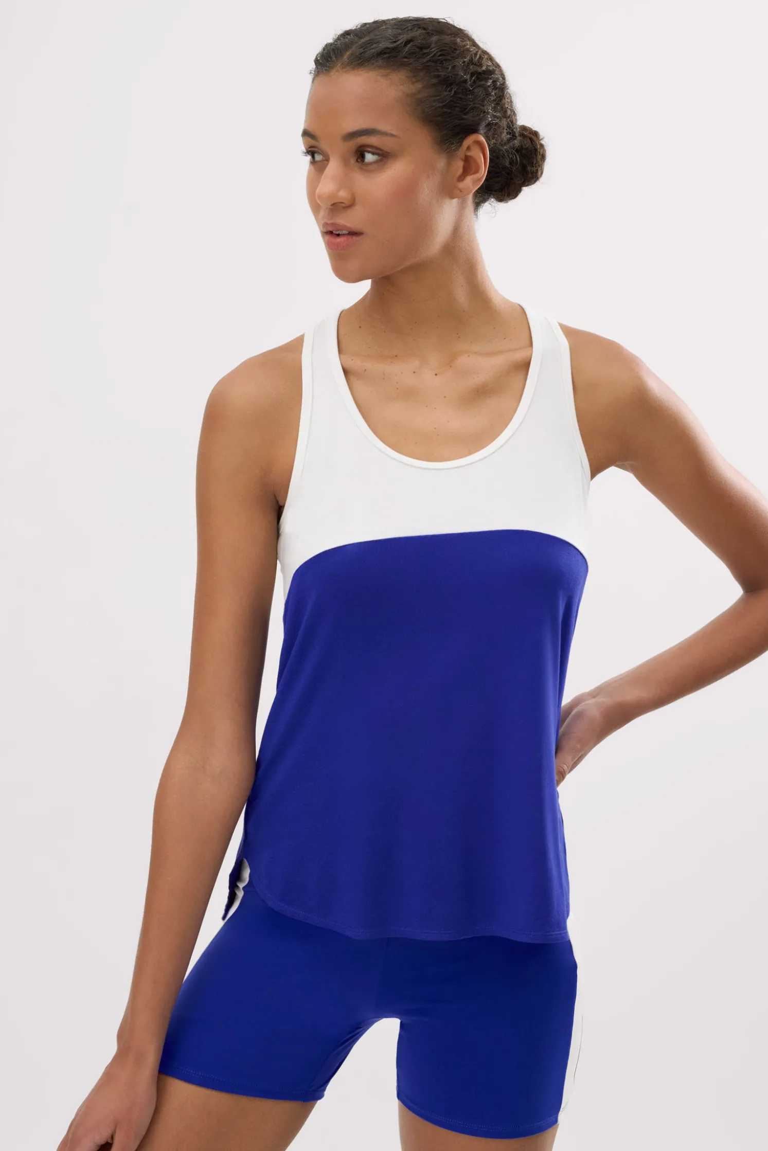 Camiseta deportiva tirantes nadadora blanca y azul eléctrico