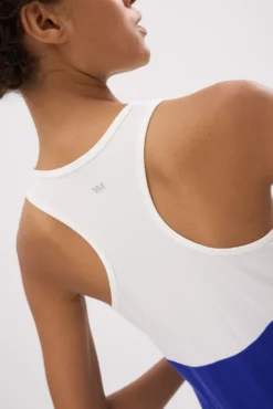 Camiseta deportiva tirantes nadadora blanca y azul eléctrico