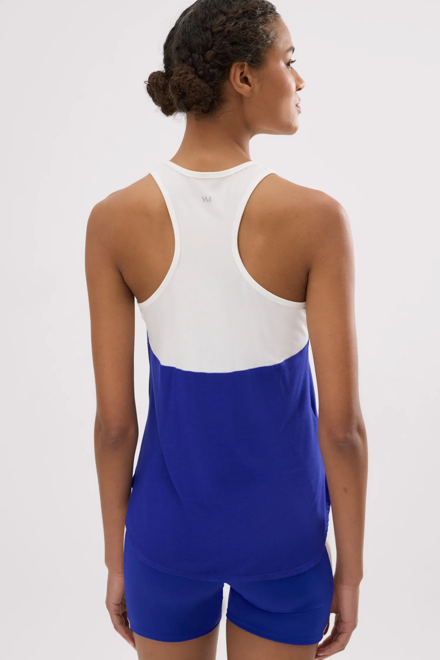 Camiseta deportiva tirantes nadadora blanca y azul eléctrico